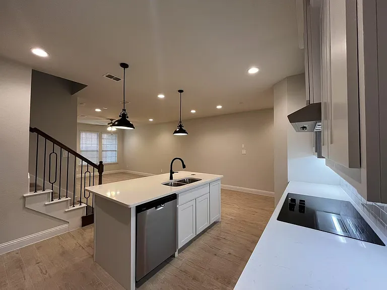 633 Sandiford Ct — Photo 4