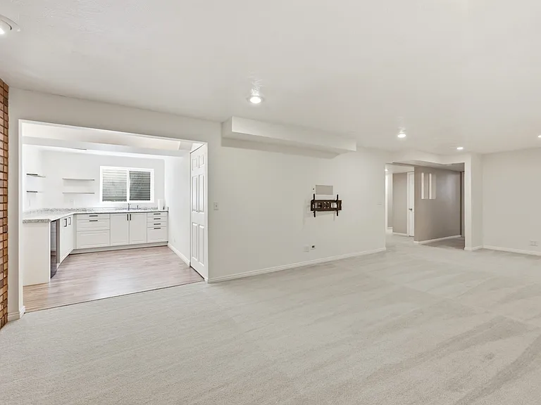 2480 Eastbourne Dr — Photo 27