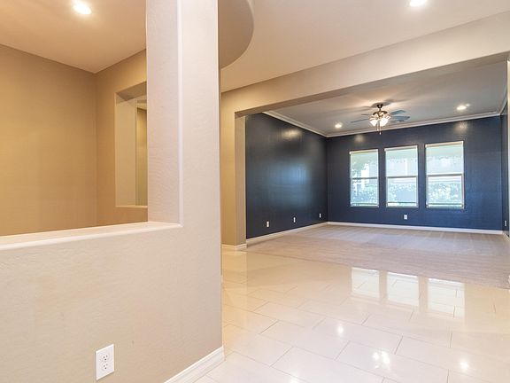 3rd image of 561 W Yellowstone Way