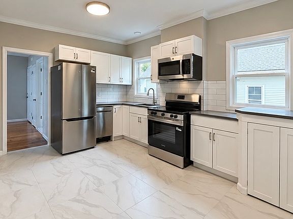 2nd image of 206 Jefferson St #2