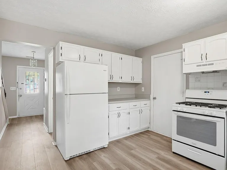 11240 Rotherick Dr — Photo 22