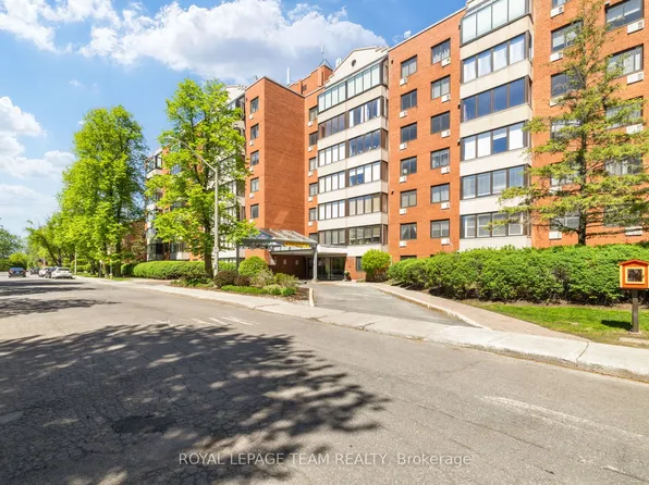 225 Alvin Rd #301, Ottawa, ON K1K 4H6