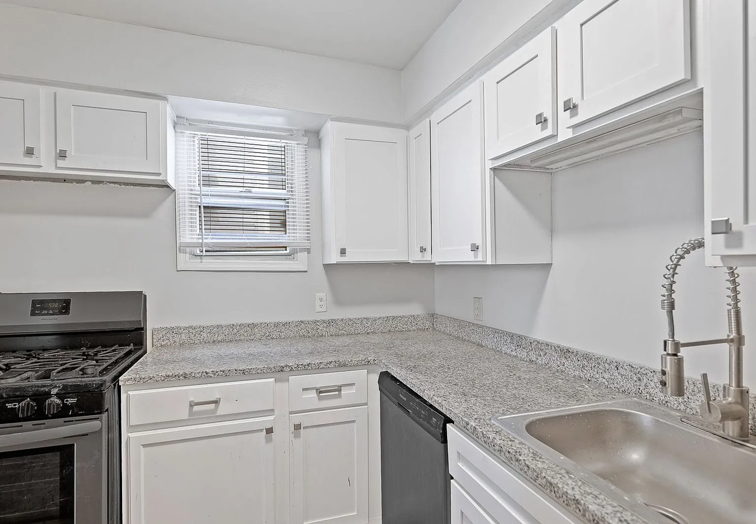 3 bed, 1.0 bath, 1058 sqft, $2,500 — Photo 4