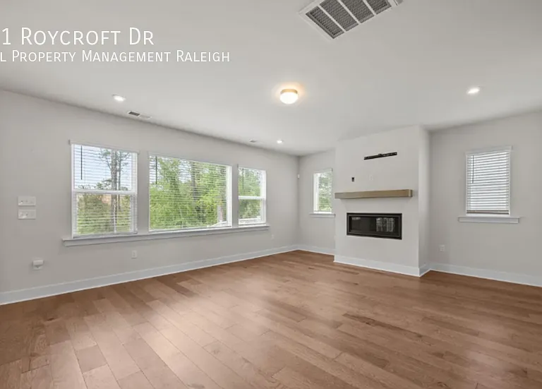 521 Roycroft Dr — Photo 4
