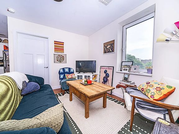 4th image of 960 Willoughby Ave APT 1r