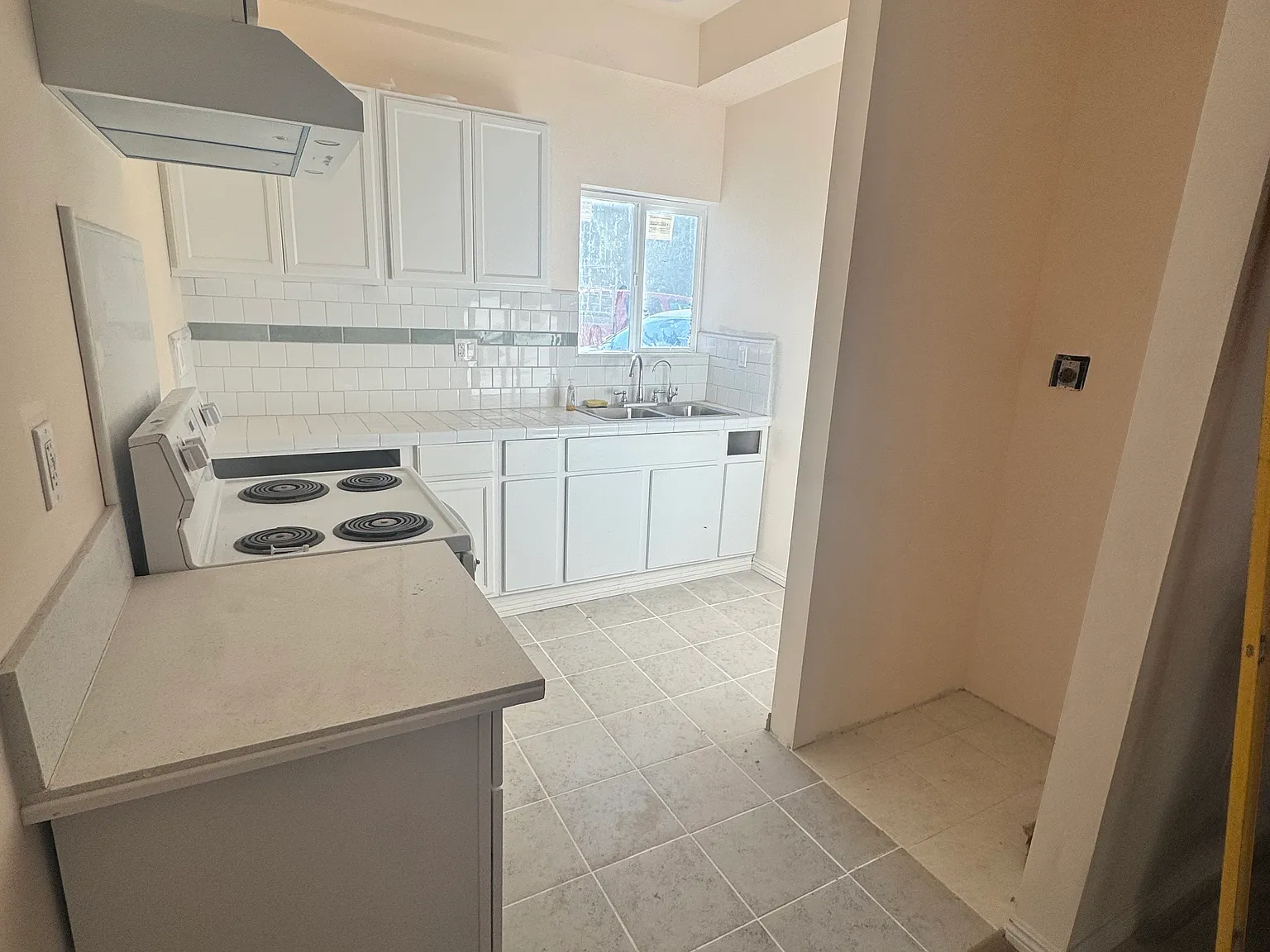 2 bed, 585 sqft, $2,700 — Photo 2