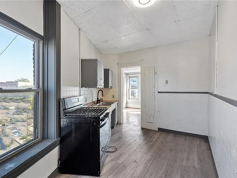 319-25 N Salina St — Photo 15
