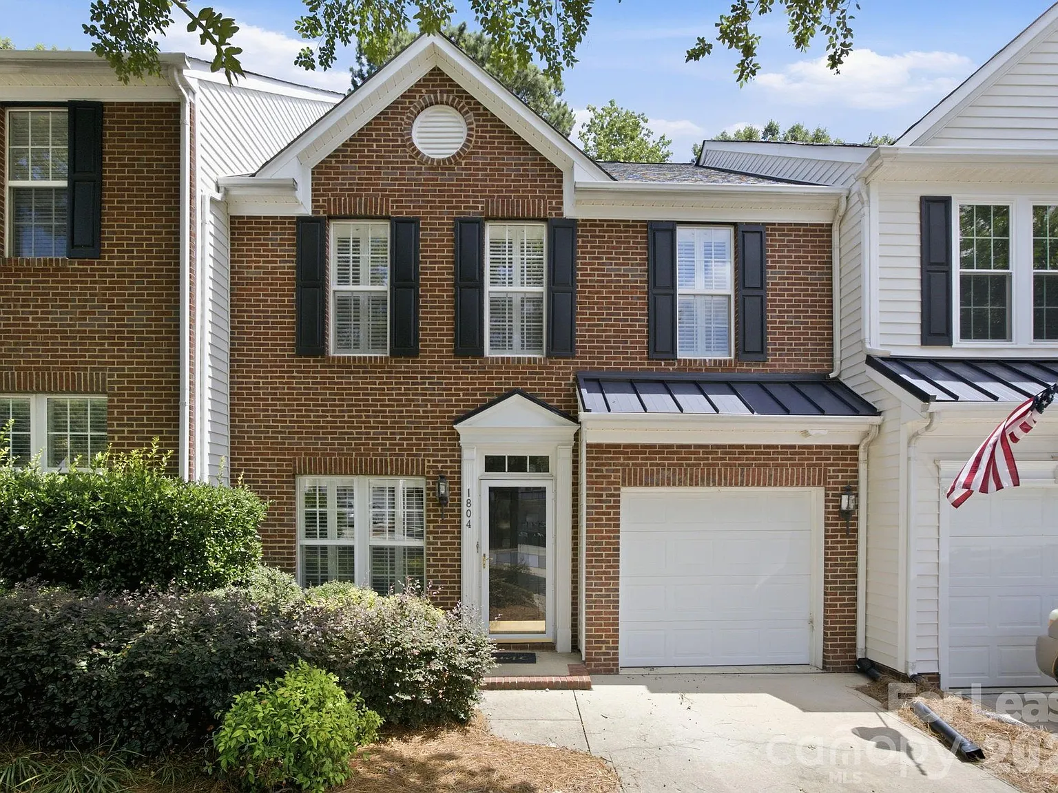3 bed, 2.5 bath, 1819 sqft, $1,900 — Photo 2
