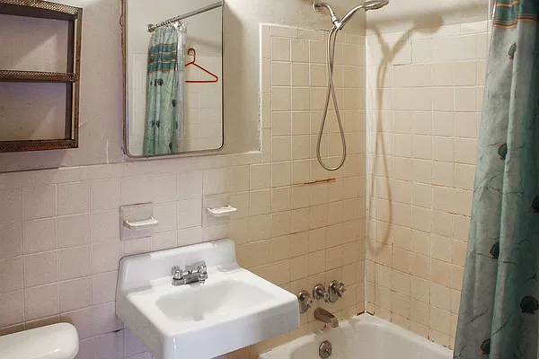 Sold by Thomas Lipovetsky, LREB | media 2