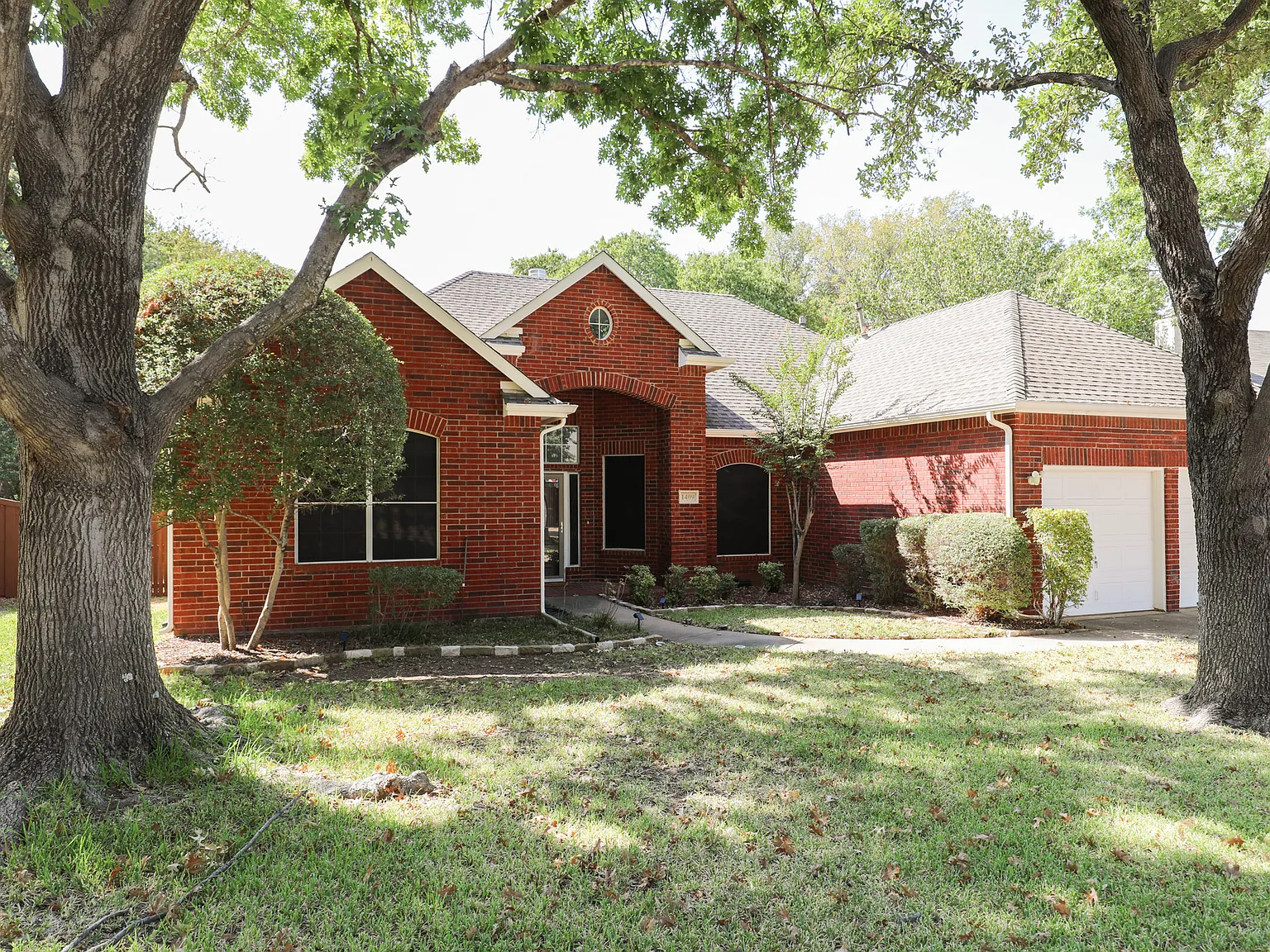 3 bed, 2288 sqft, $3,300 — Photo 2