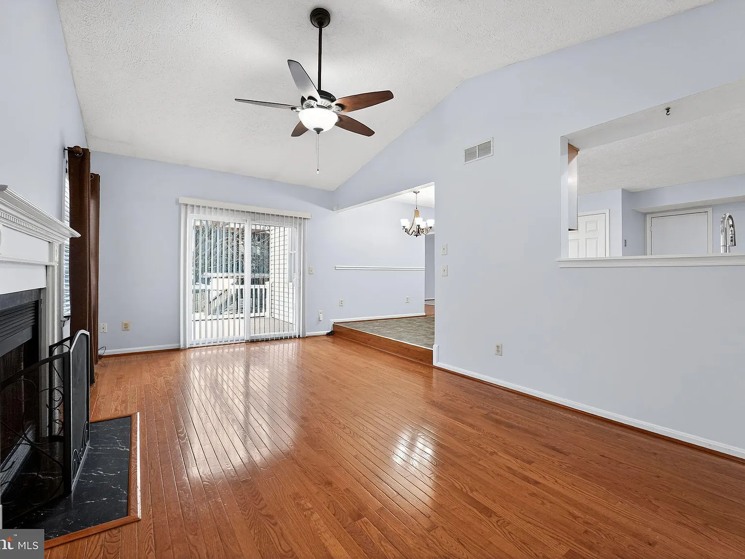4 bed, 2.5 bath, 2702 sqft, $3,800 — Photo 2