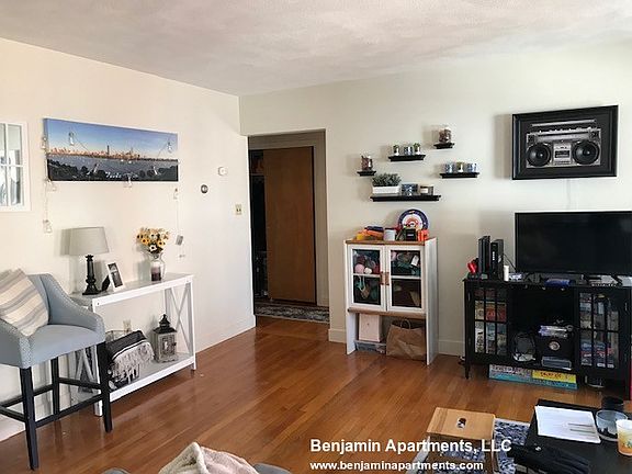 4th image of 312 Tappan St #13