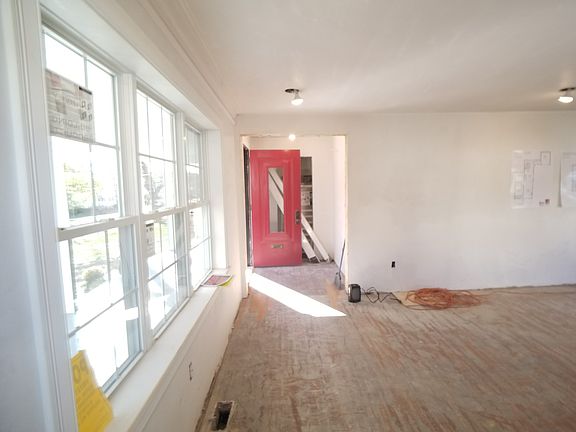 4th image of 18 Knowlton Ave