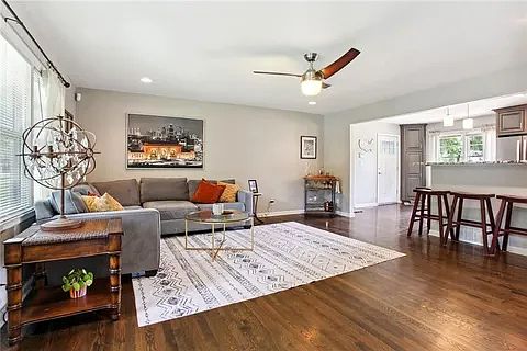 4th image of 604 W 101st Ter #1