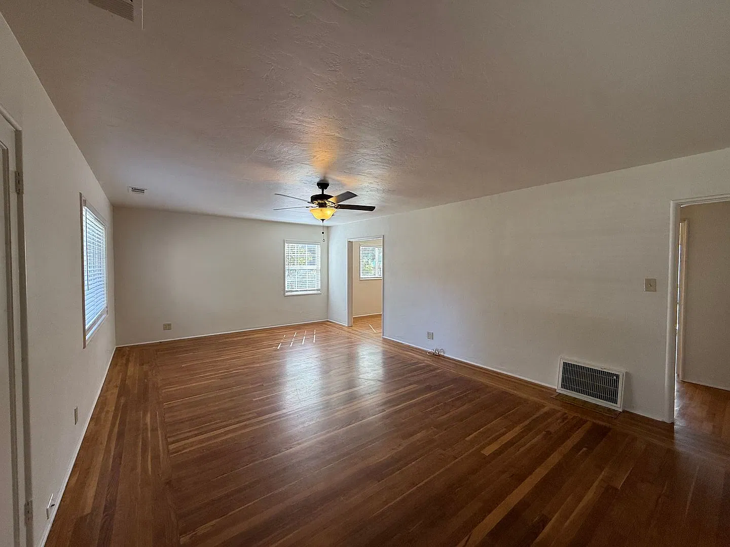Charming Bungalow in established neighborhood! — Photo 4