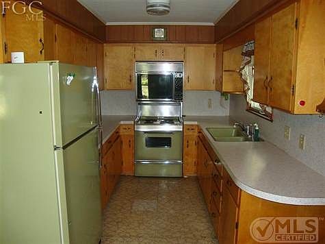 4th image of 585 Caloosa Estates Dr