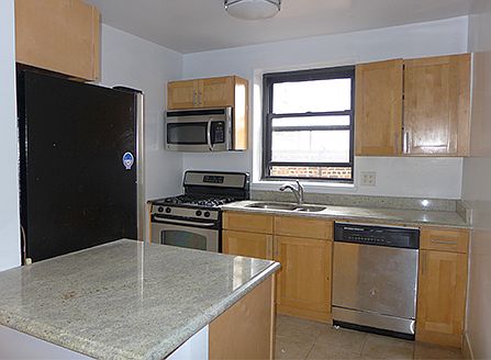 3rd image of 301 E 47th St APT 6M