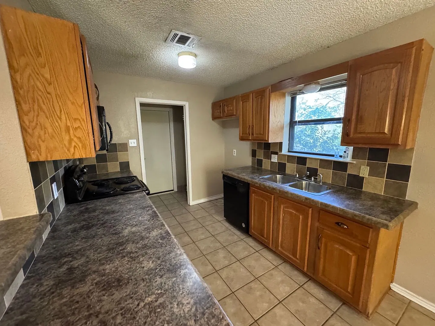Spacious Hewitt Home — Photo 2