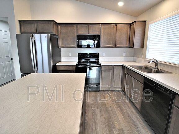 5th image of 19571 Newhall Pl