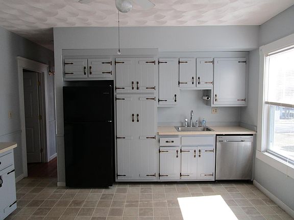 3rd image of 52-54 Olive St #52