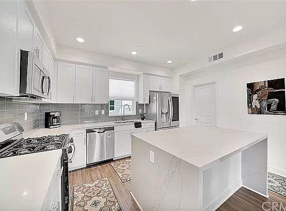 This picture is only to show how the size of the Kitchen and how beautiful it is since unfortunately the system is not allowing other formats to upload the actual pictures.