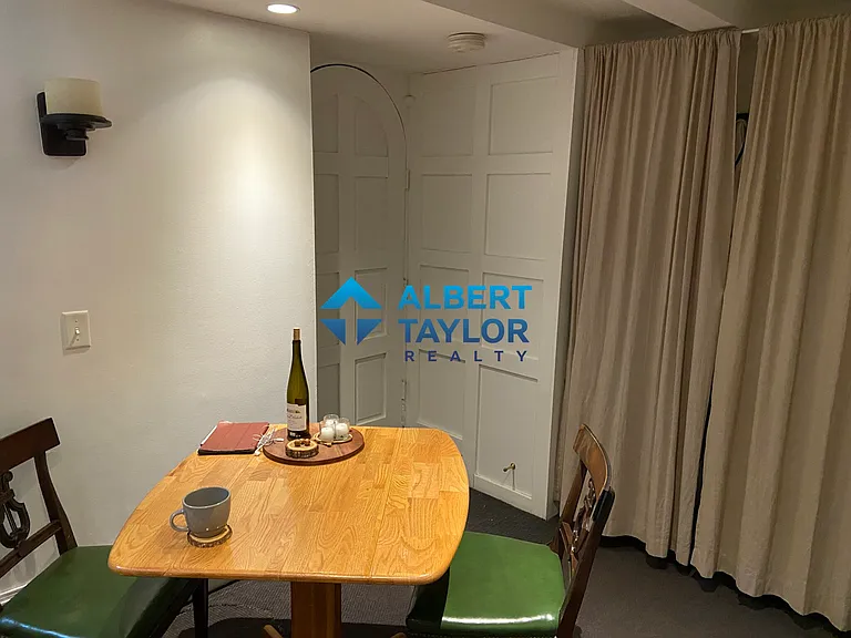 Half-Bedroom