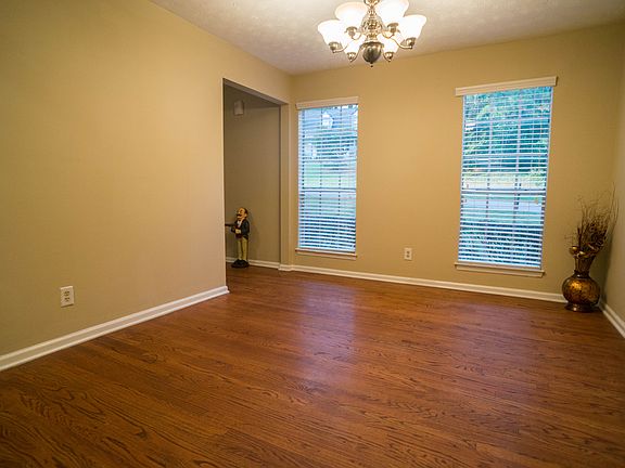 5th image of 310 Barrington Dr E