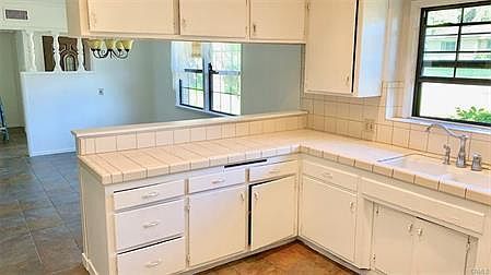 4th image of 916 W Donington St