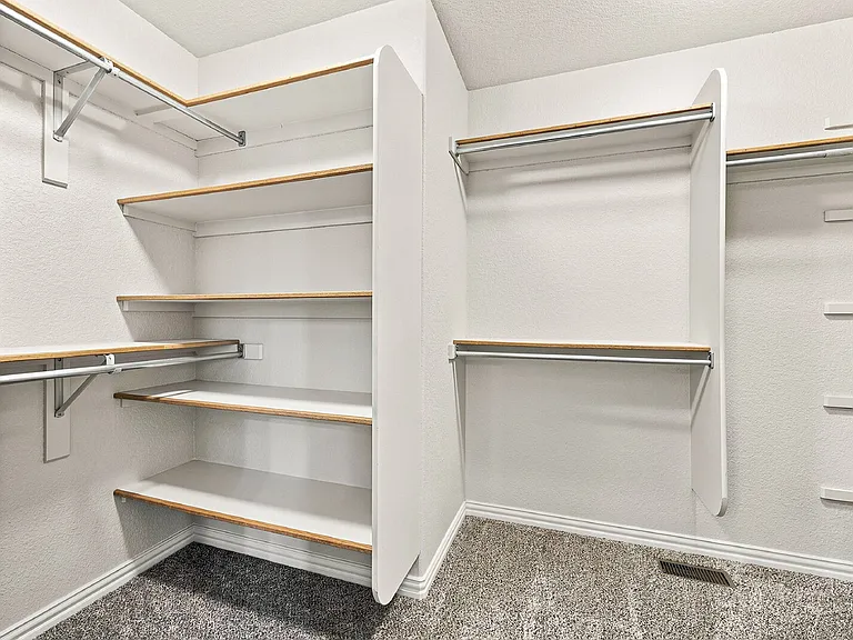 2425 Vanreen Dr — Photo 32