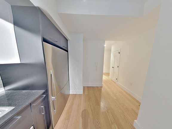 4th image of 67 Wall St APT 13F