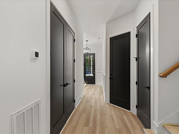 4th image of 720 Oakwood Ave #102