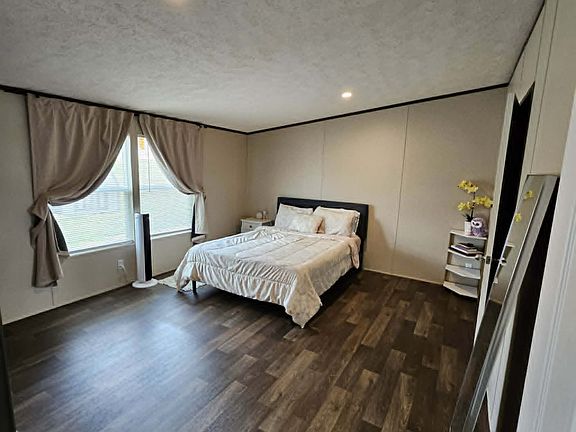 2nd image of 210 Pineland Ave #129