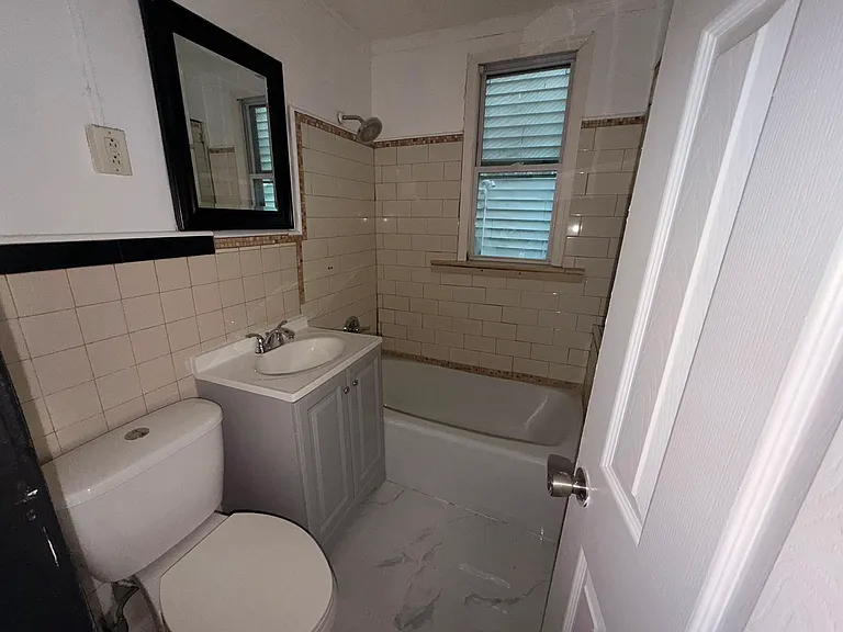 241 Duncan Ave #1A — Photo 1