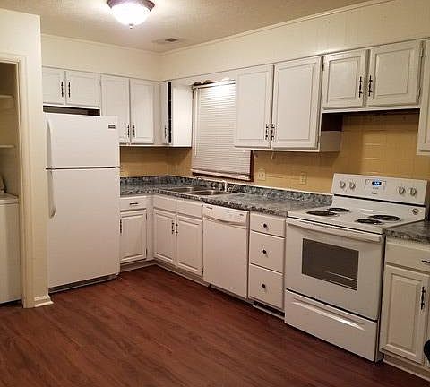 3rd image of 119 Holmes Cir