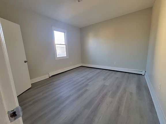 4th image of 951 Clinton Ave #22A