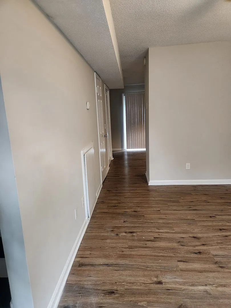 Charming 2 Bedroom 1 Bath — Photo 2