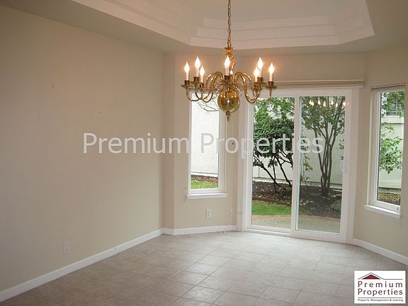 4th image of 585 Glasgow Cir