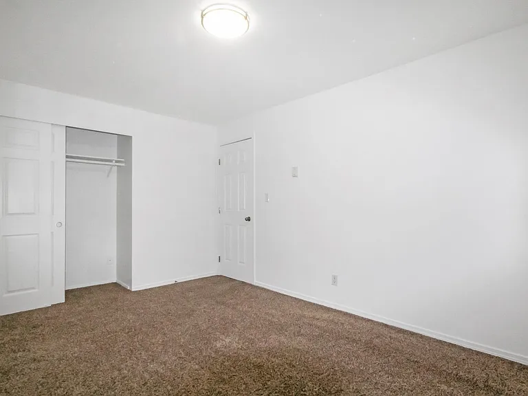 Lakeside Apartments — Photo 16