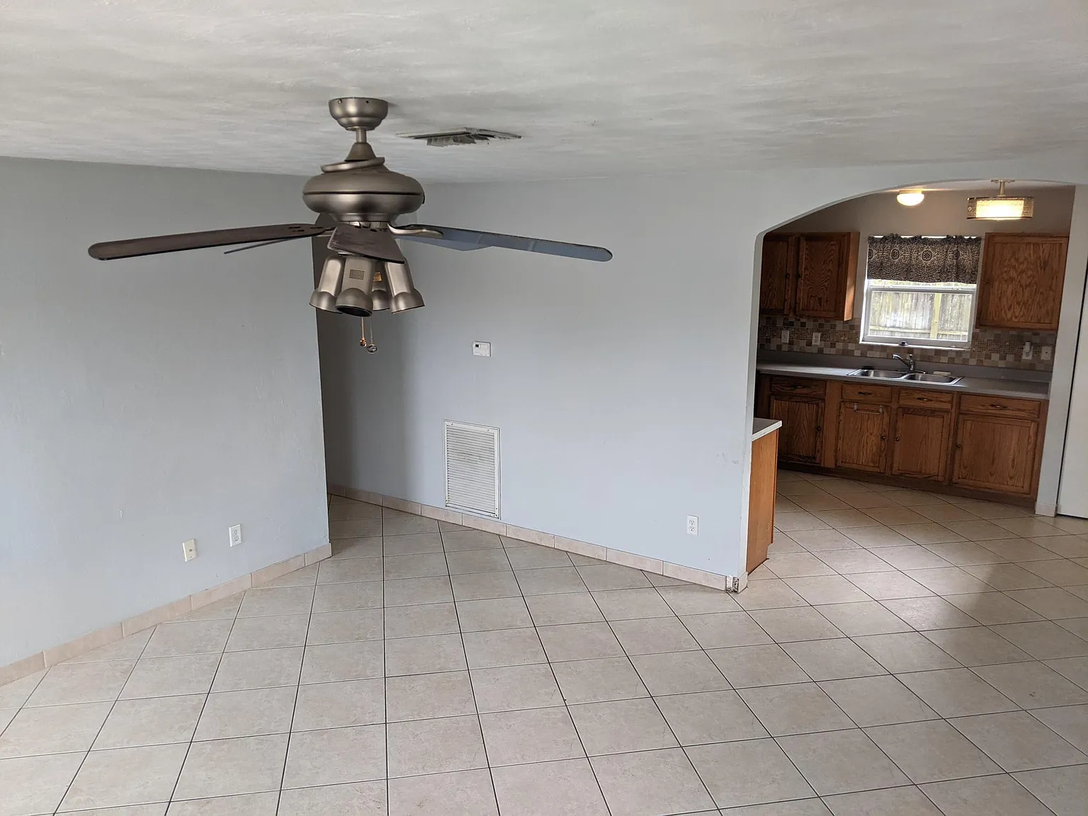 3 bed, 1100 sqft, $1,950 — Photo 3