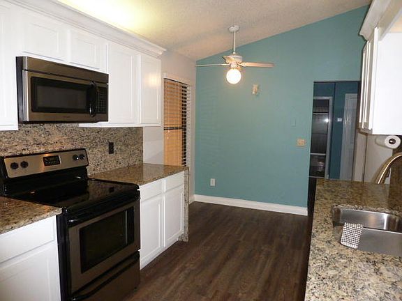 Kitchen w/breakfast area