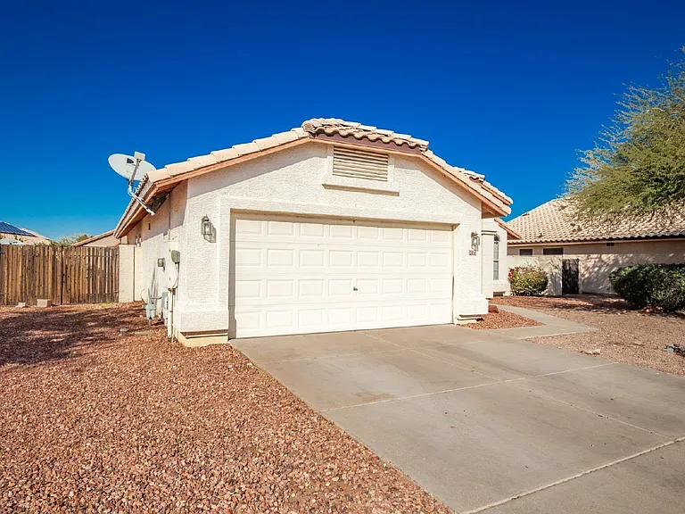 12454 W Holly St — Photo 2