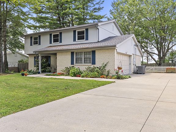 3rd image of 208 Tinderwood Dr