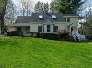 59 Red Oak Ln, Mount Kisco, NY 10549