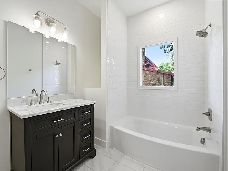 611 W Pearsall St #611 — Photo 9