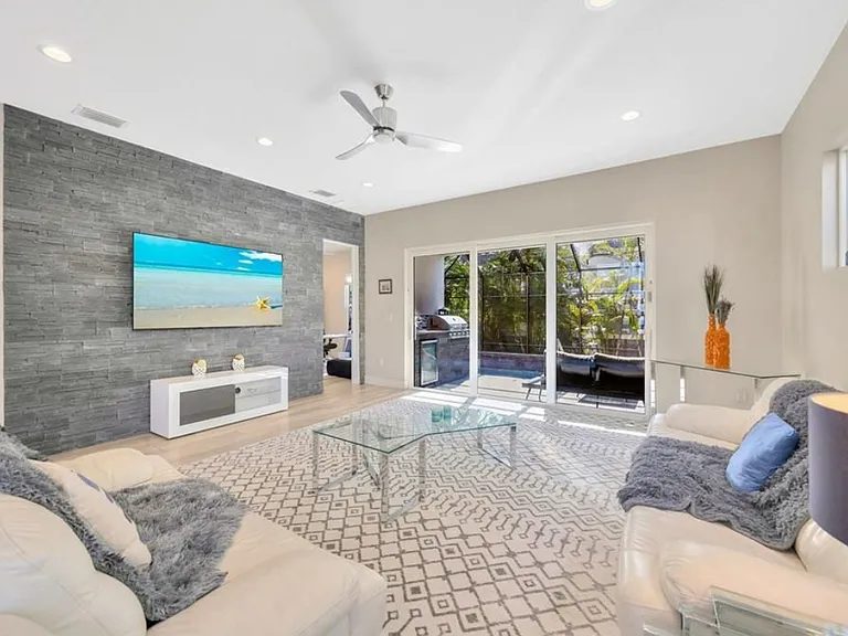 2706 W Trilby Ave — Photo 8