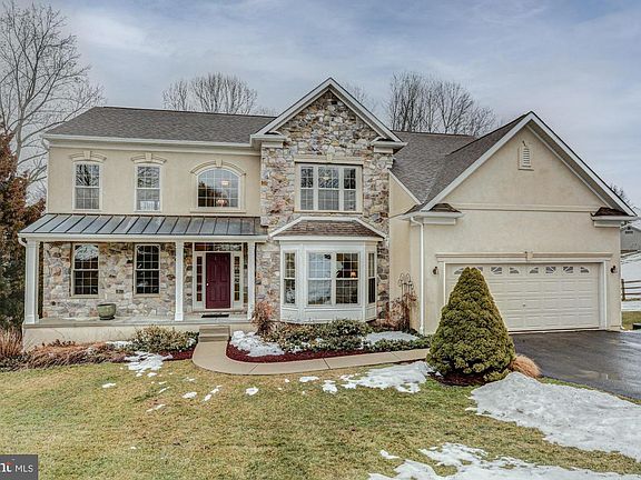 2nd image of 518 Hyde Park Cir