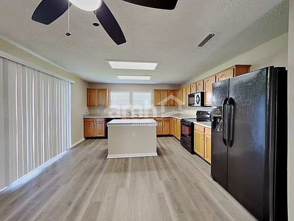 4th image of 9118 Bayview Cir
