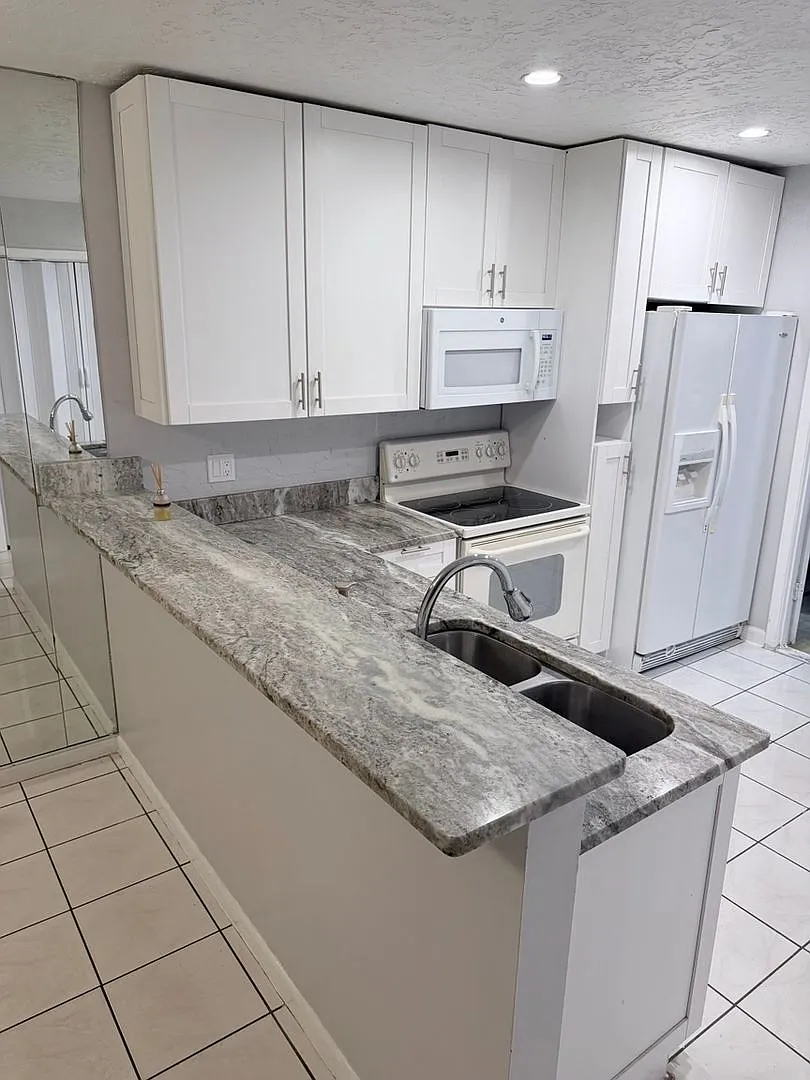 Spacious 3BR Townhome with 2-Car Garage in Tampa — Photo 4