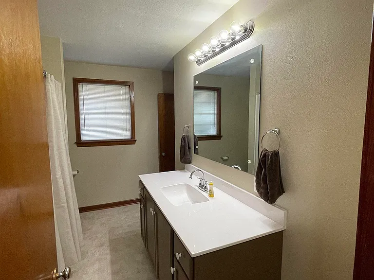 8037 Florida Blvd — Photo 9