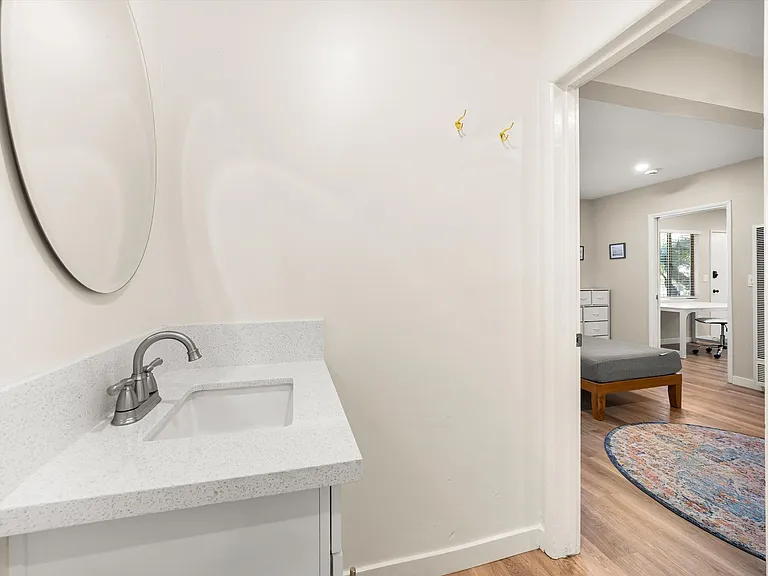 221 Bath St — Photo 27